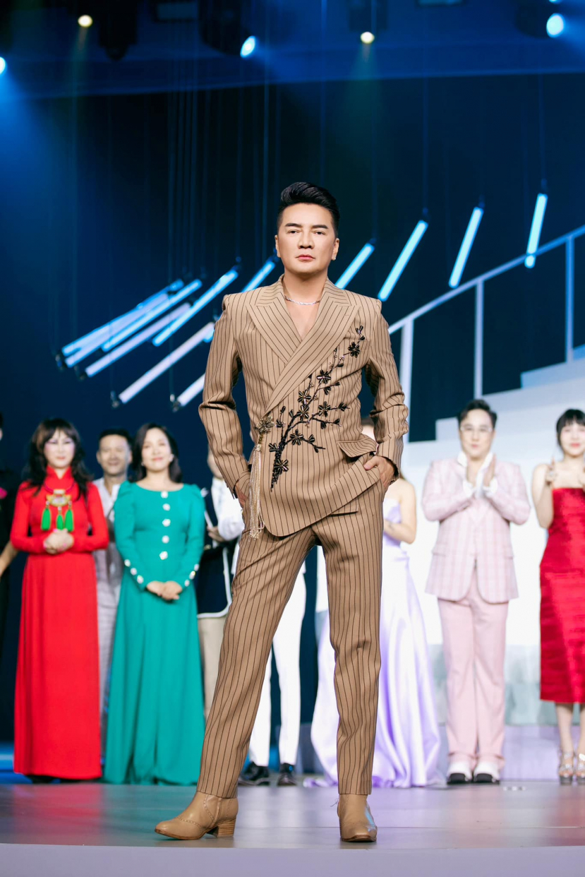 Sở VH-TT TP.HCM kết luận trang phục của Đàm Vĩnh Hưng phản cảm, tạo dư luận xấu - ảnh 2