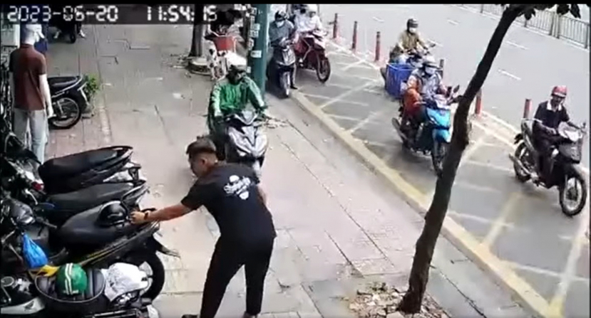 Nam thanh niên đặt điện thoại quay clip giữa lề đường - Nguồn: Nguyễn Tài