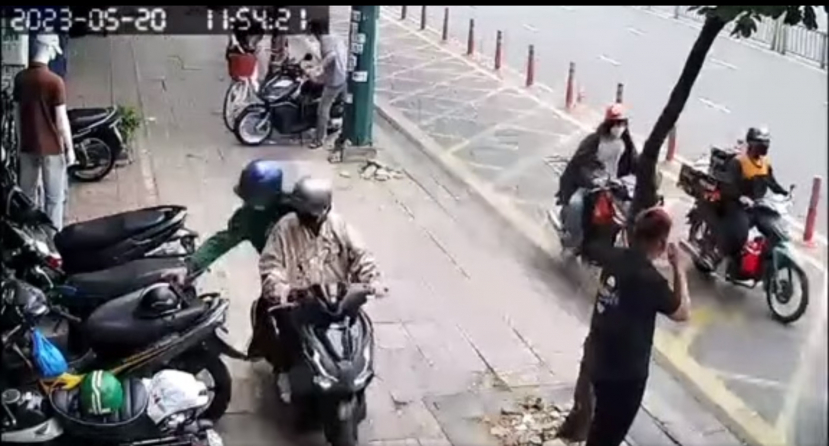 Hai tên trộm nhanh tay cuỗm đi chiếc điện thoại trong lúc chàng trai không để ý - Nguồn: Nguyễn Tài