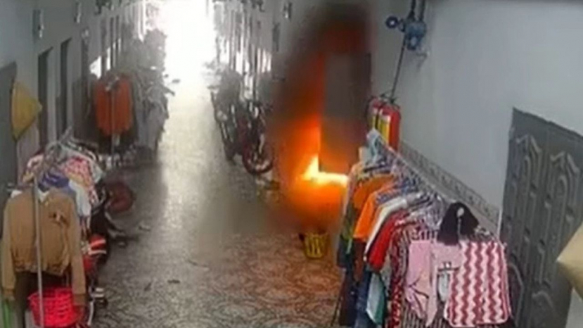 Hình ảnh căn phòng trọ bốc cháy do cục sạc dự phòng phát nổ