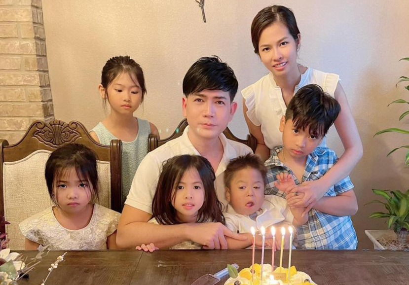 Quách Thành Danh bên cạnh vợ và 5 con