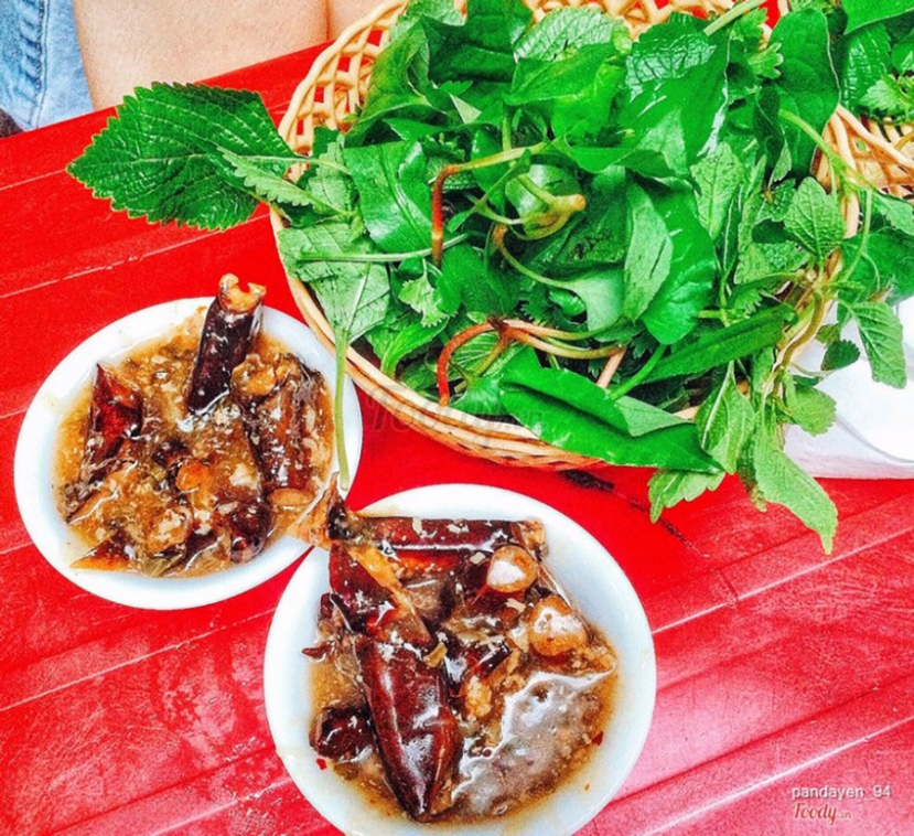 Bát sam ăn kèm cùng rau sống, bánh quẩy
