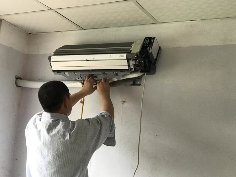 Nhân viên sửa chữa và lắp đặt điều hòa 'ăn nên làm ra' vào mùa nắng nóng