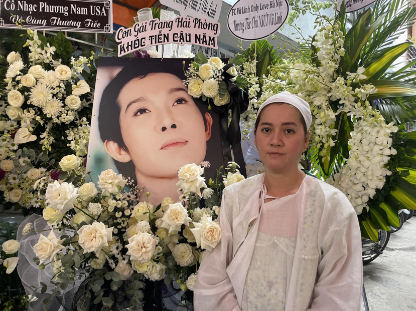 Hồng Loan trong tang lễ của ba vào tháng 3/2023