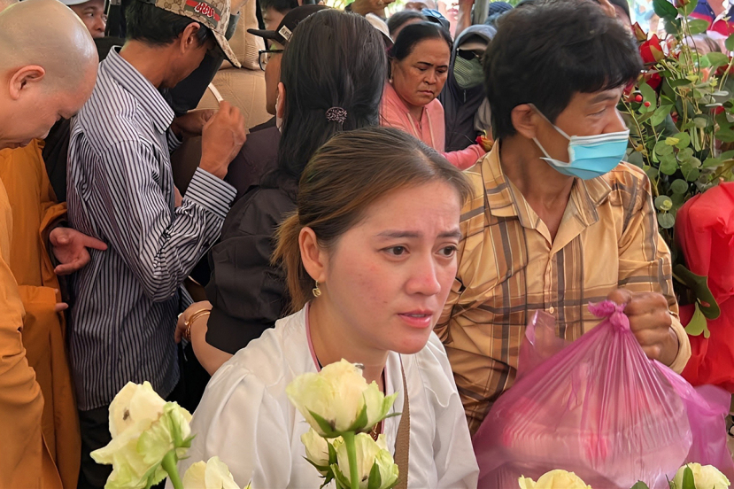 Lễ 100 ngày của Vũ Linh: Hàng ngàn người mang heo quay, tranh mạ vàng vây đông nghẹt phần mộ - ảnh 2