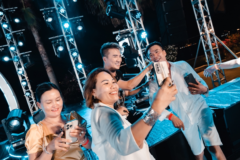 Đàm Vĩnh Hưng thoải mái giao lưu với khán giả đêm nhạc