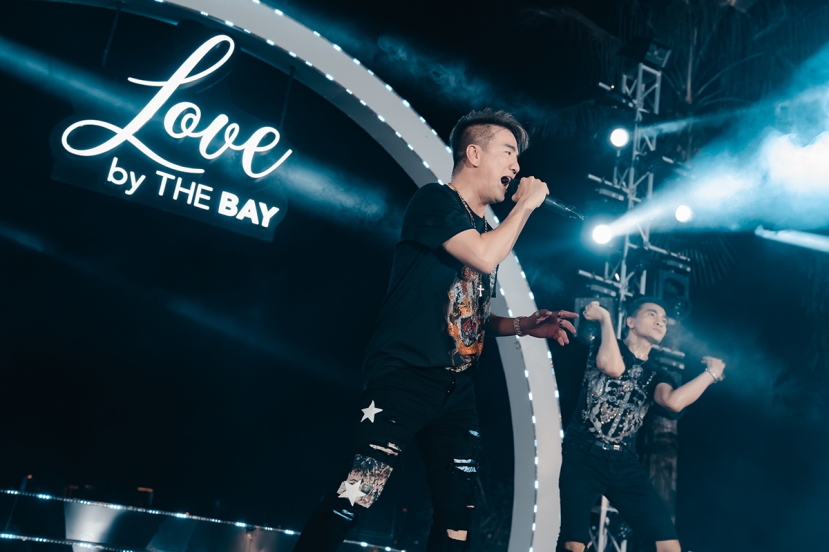 Đàm Vĩnh Hưng biểu diễn 25 ca khúc vừa hát vừa nhảy cực sung trong đêm diễn tối ngày 12/8