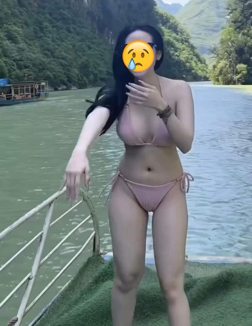 Nữ du khách gây sốt khi diện bikini đi du lịch Hà Giang