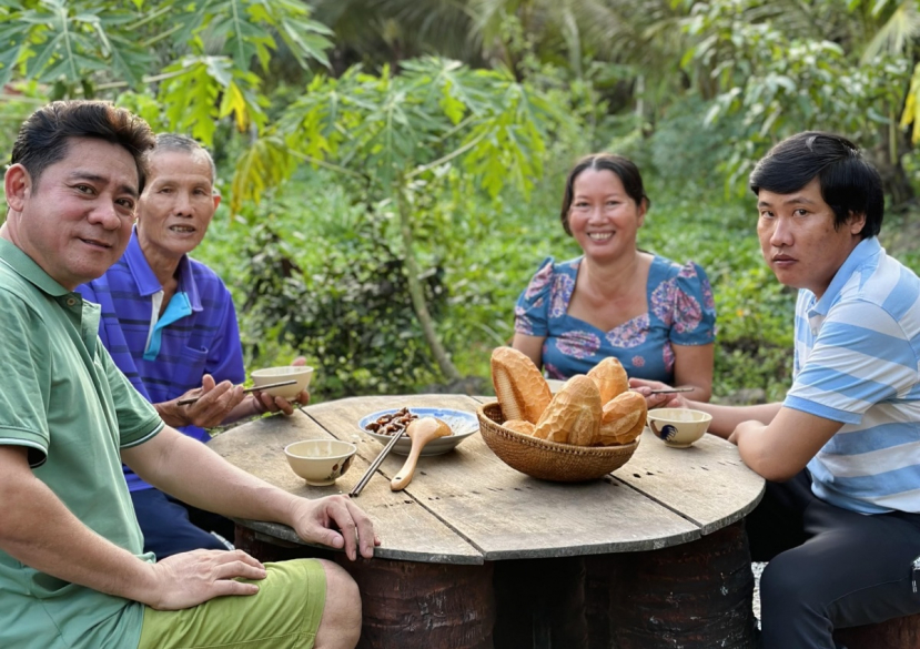 Anh thường tụ tập trò chuyện, ăn uống với bà con hàng xóm, người thân ở quê nhà