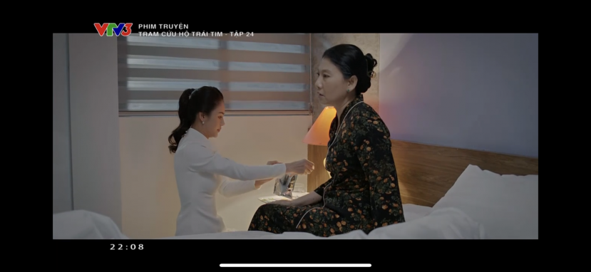An Nhiên chăm sóc bà Xinh khi bà bị bệnh