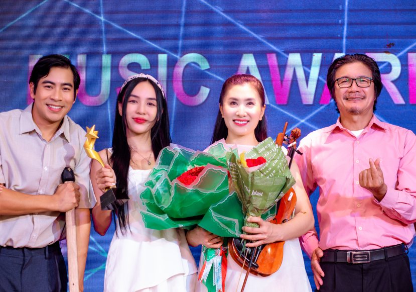 Ba anh em Trung, Dương và Vân (từ trái sang) cùng cha của Vân trong 'Hướng dương khuất nắng'