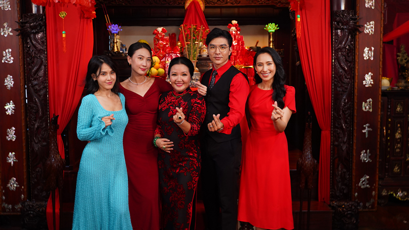 Ngân Quỳnh chụp cùng các diễn viên trong 'Dâu hào môn'