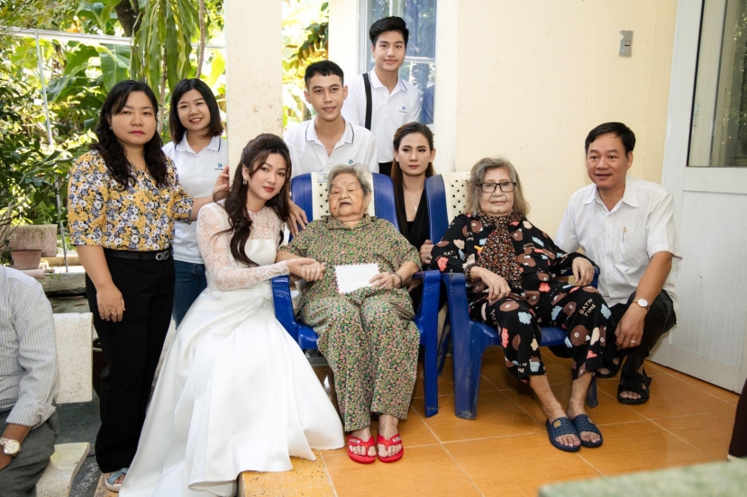 Đại diện thương hiệu Hazal Beauty, Chủ tịch Linda Trương đến thăm và tặng quà các nghệ sĩ neo đơn - ảnh 1