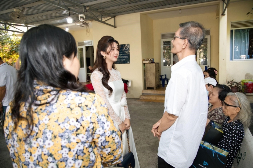 Đại diện thương hiệu Hazal Beauty, Chủ tịch Linda Trương đến thăm và tặng quà các nghệ sĩ neo đơn - ảnh 3