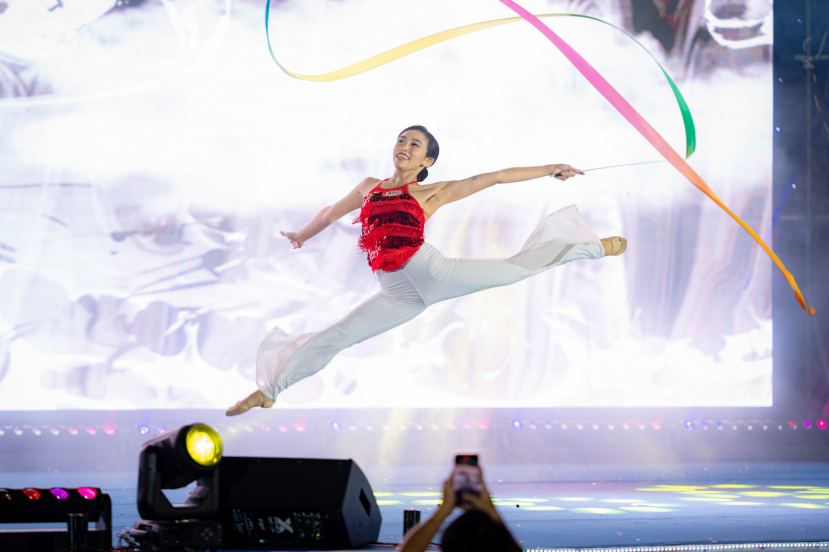 Quán quân HUTECH's Got Talent 2024 đốn tim khán giả với màn trình diễn thể dục nghệ thuật độc đáo - ảnh 1
