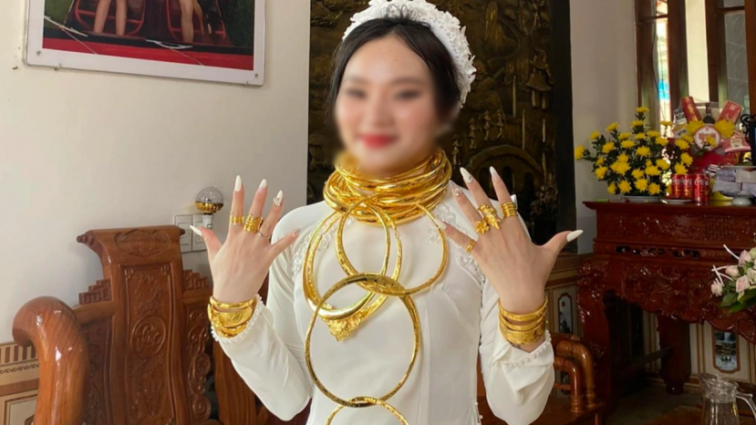 Cận cảnh số vàng khủng cô dâu nhận được trong ngày cưới.