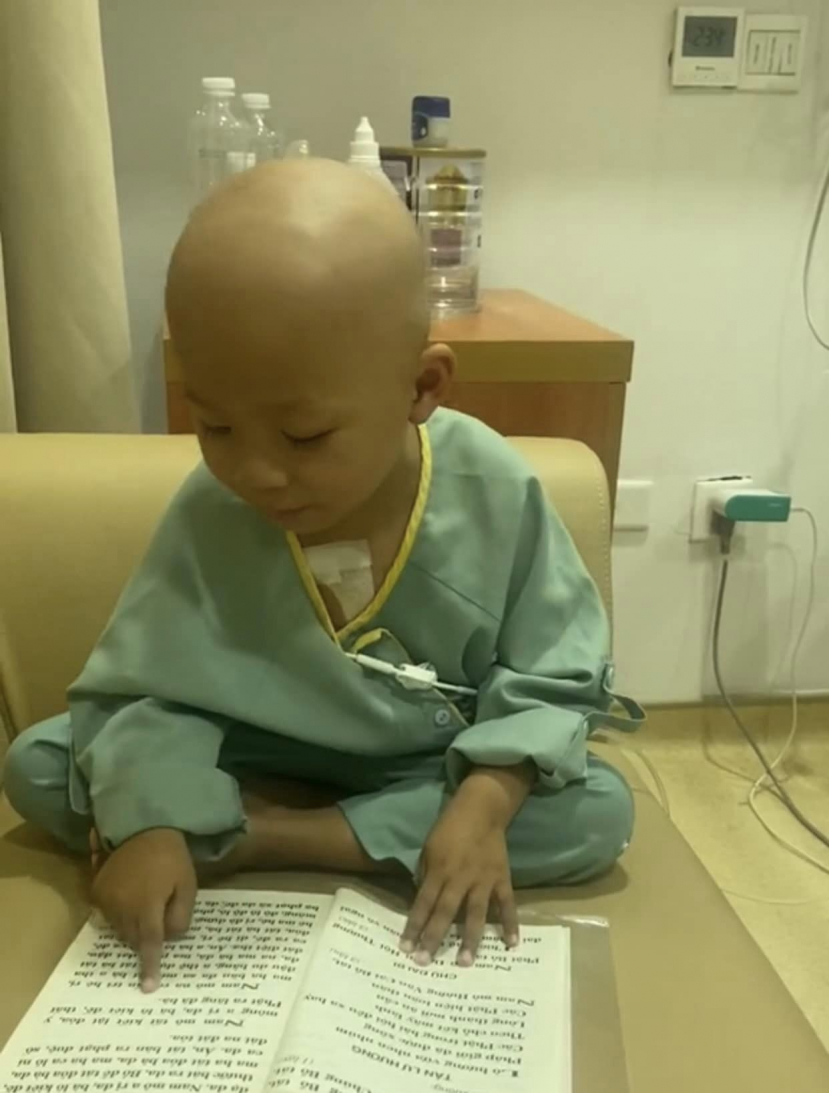Cậu bé mắc ung thư từ 4 tháng tuổi, ngày ngày tụng kinh niệm Phật trên giường bệnh và cái kết đẹp sau 4 năm - ảnh 2