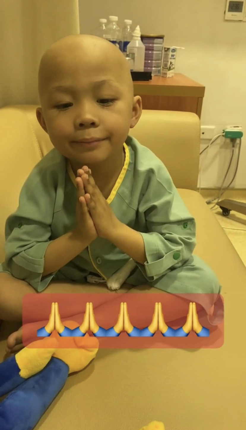 Mắc bệnh hiểm nghèo từ khi mới 4 tháng tuổi, cậu bé ngày nào cũng niệm Phật trên giường bệnh và cái kết ấm lòng