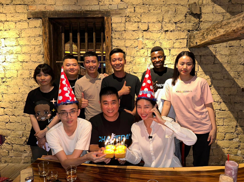 Thùy Tiên được ekip của Quang Linh tổ chức sinh nhật.
