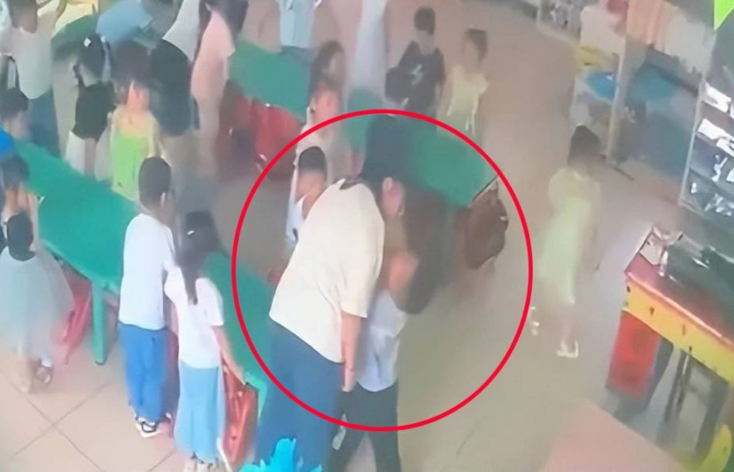 Hình ảnh từ camera ghi lại hành vi đáng phẫn nộ của cô giáo.